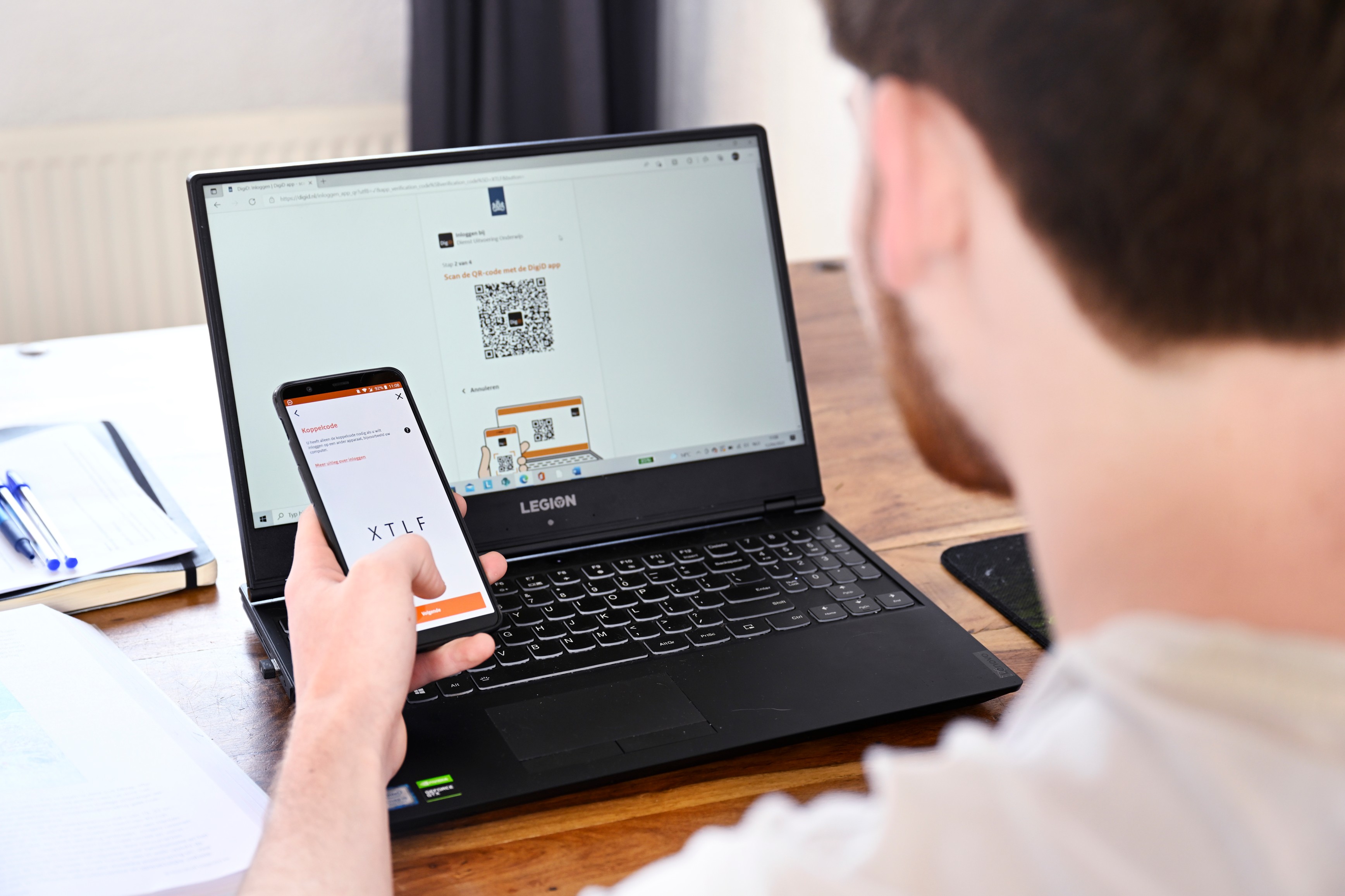 Man logt in met DigiD-app