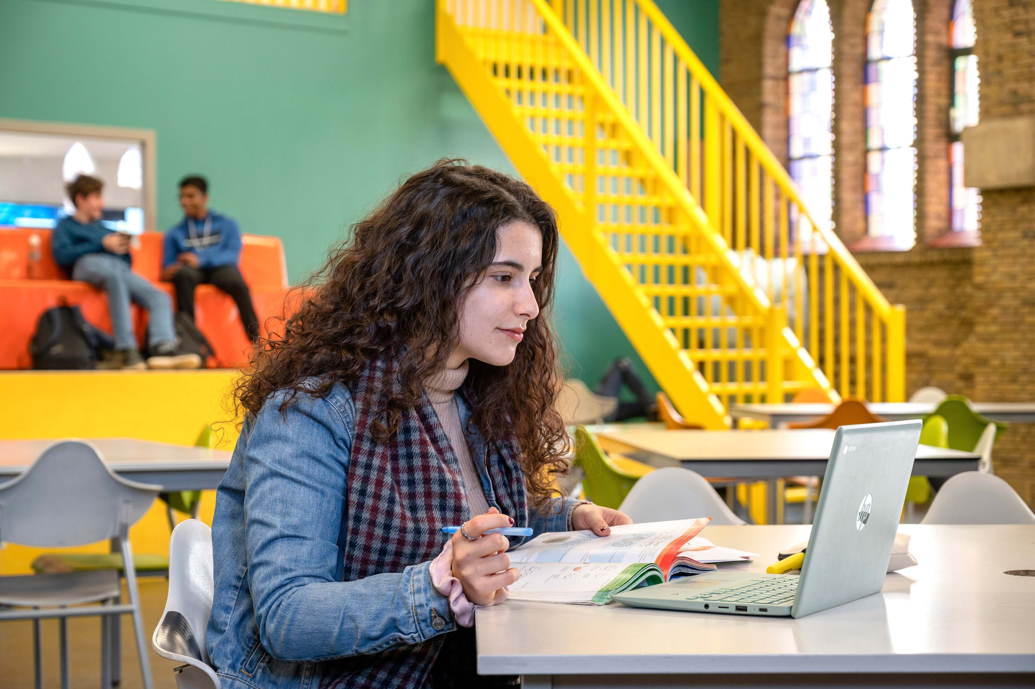 Student achter laptop