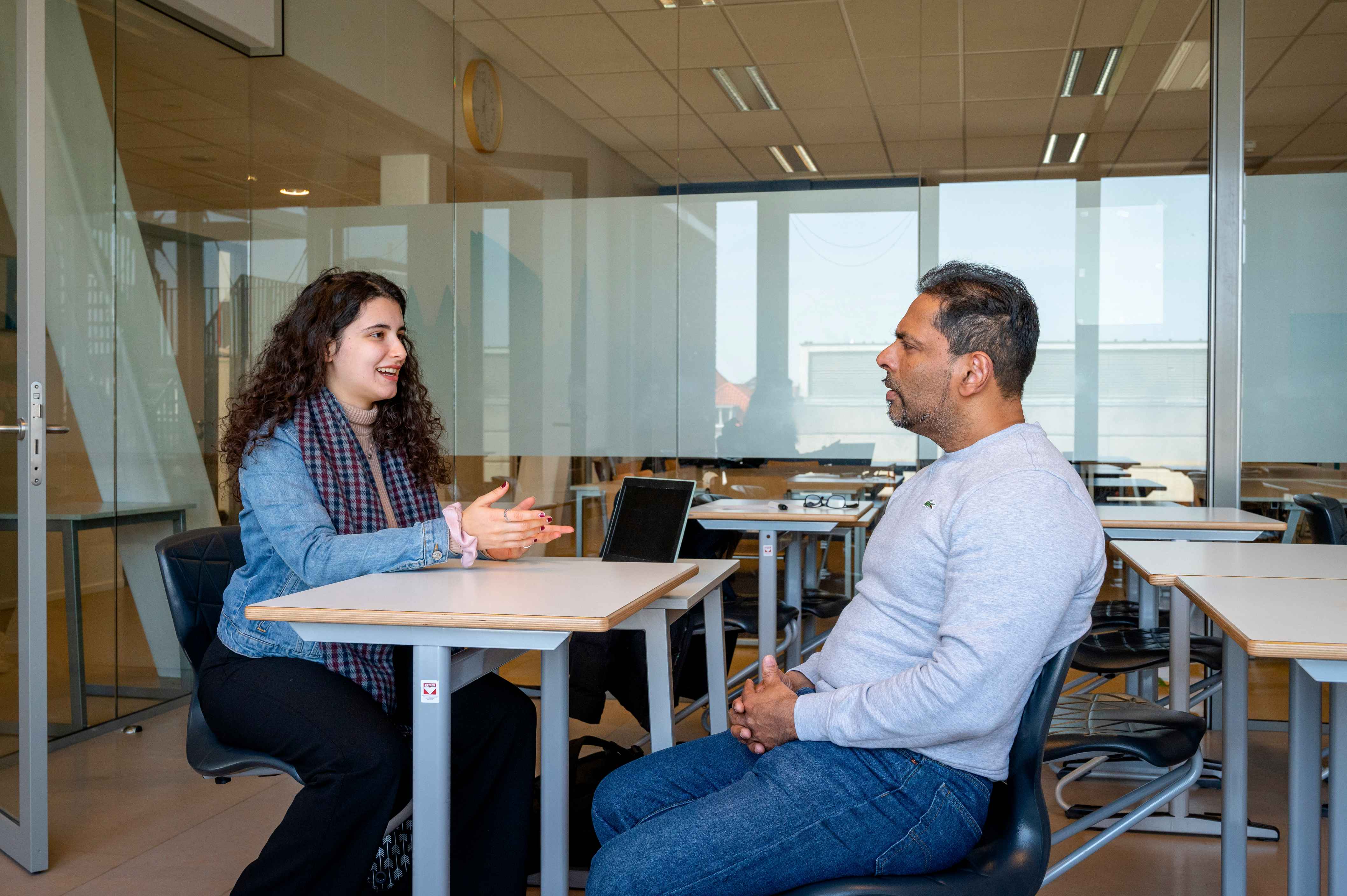 2 studenten in klaslokaal